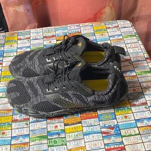 Men’s Black & Gray Athletic Sneakers Size 43 (Preowned)